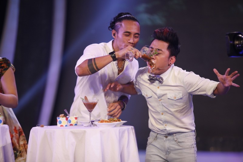 MC Anh Khoa bi bat qua tang an vung banh kem-Hinh-6